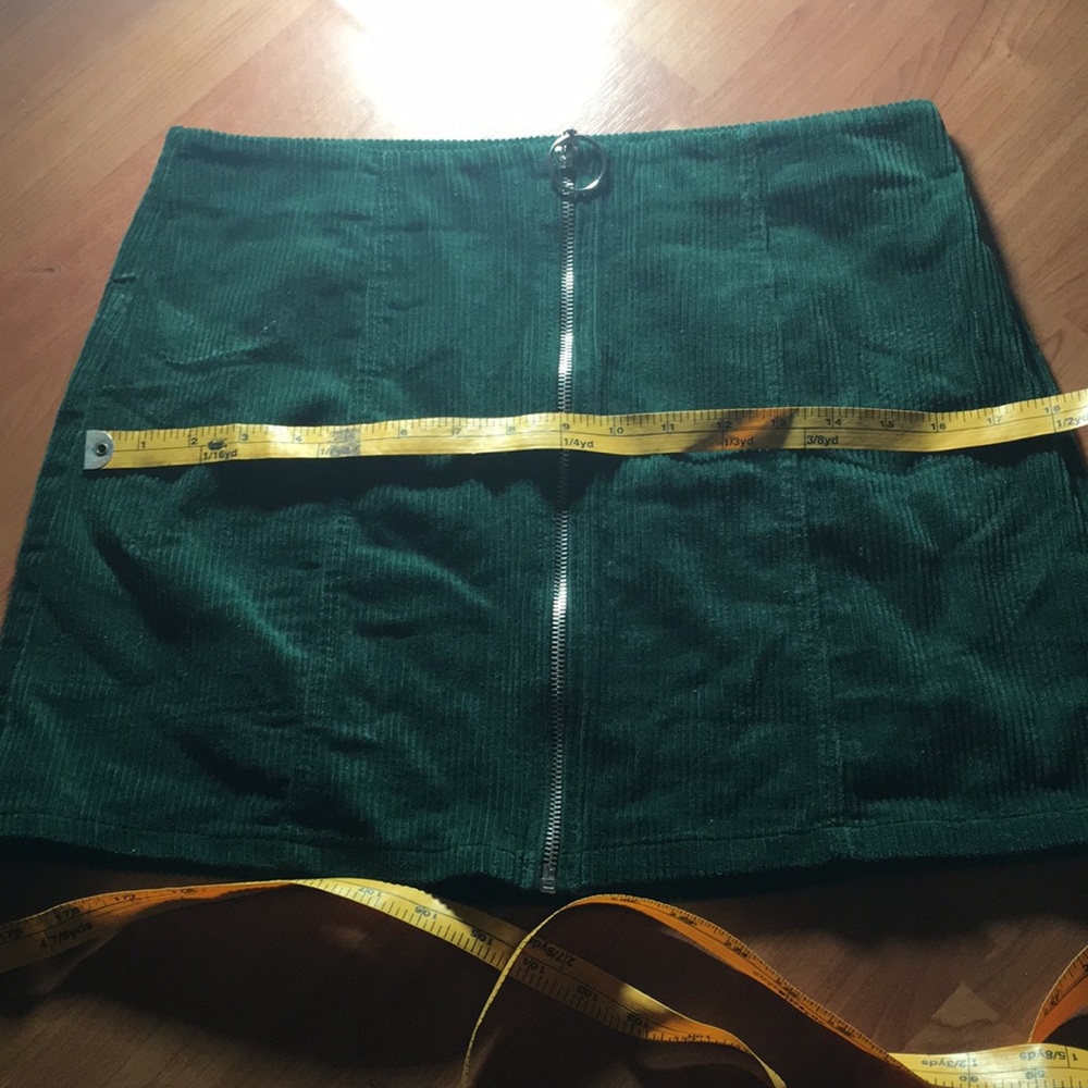 Green skirt - Picture 4 of 6